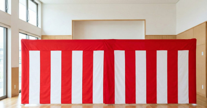 つなぎ目を少し重ねて色をそろえ、ポールも包んで見栄えよく整えた仕上がり